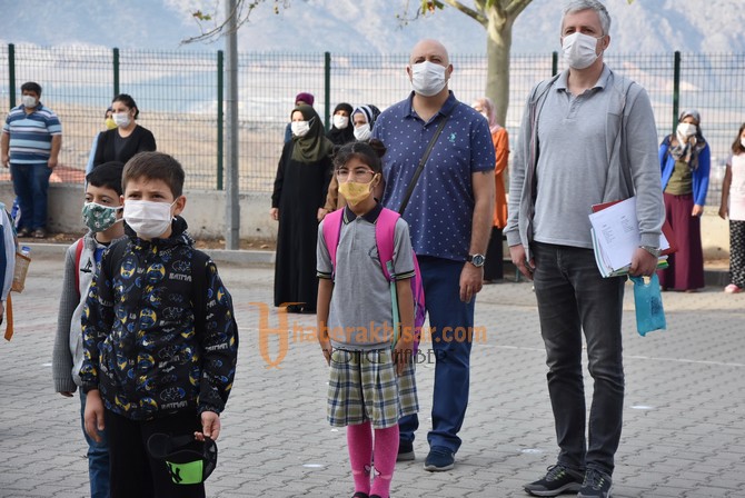 Öğrencilerin Maskeleri Akhisar Belediyesi’nden