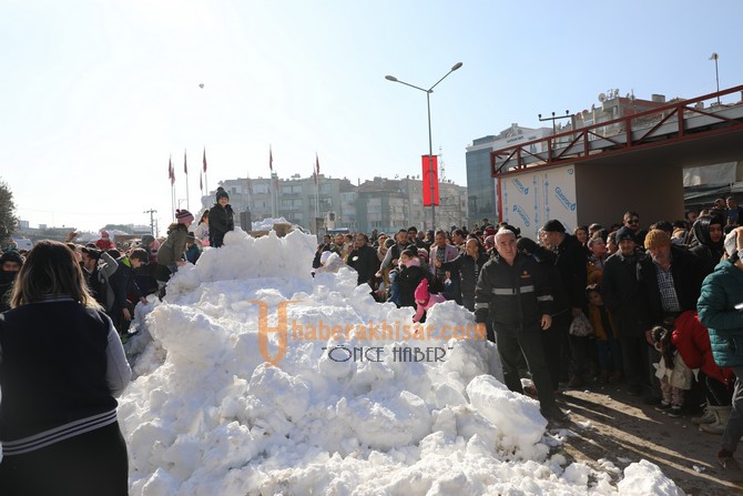 Akhisar Belediyesi’nden çocuklara kar sürprizi