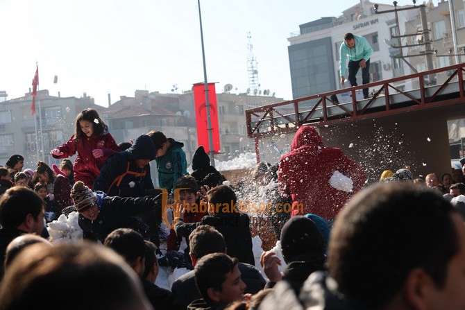 Akhisar Belediyesi’nden çocuklara kar sürprizi