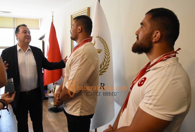 Başkan Besim Dutlulu, Akhisar’ın Gururu Güreşçileri Konuk Etti
