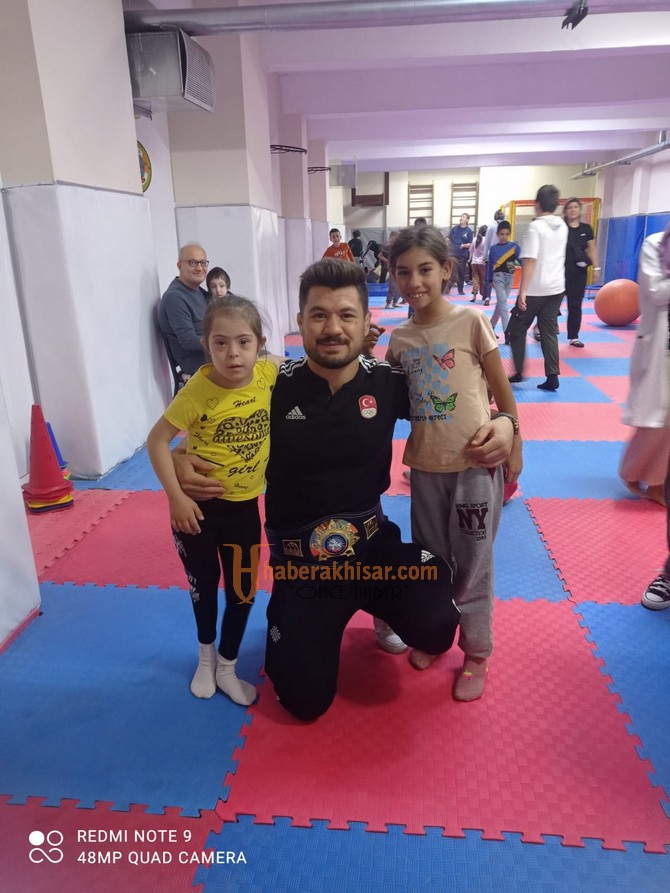 Şampiyon Güreşçi Ali Cengiz, Özel Çocukları Ziyaret Etti