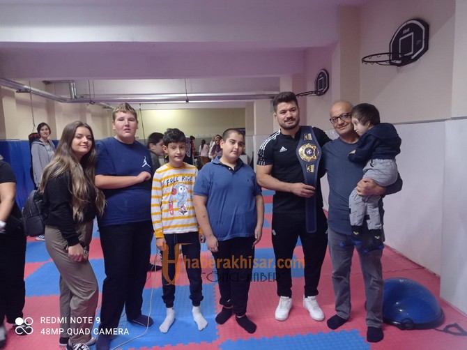 Şampiyon Güreşçi Ali Cengiz, Özel Çocukları Ziyaret Etti