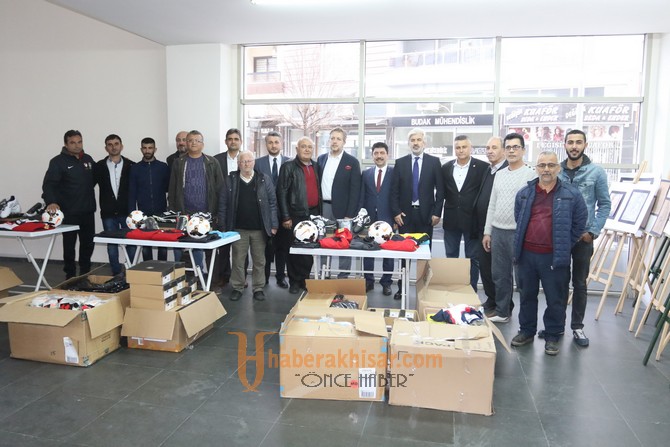 Akhisar Belediyesinden amatör futbol kulüplerine malzeme desteği