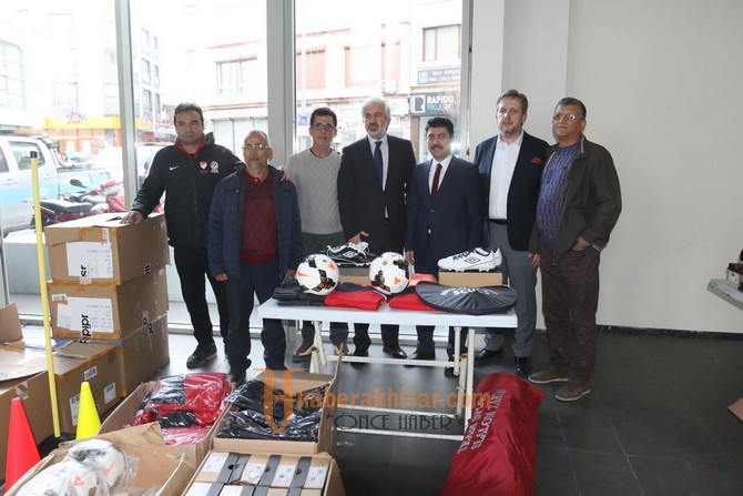 Akhisar Belediyesinden amatör futbol kulüplerine malzeme desteği