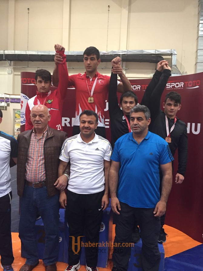 Akhisar Belediyespor güreşçi Onur Yurtada, Türkiye Şampiyonu oldu