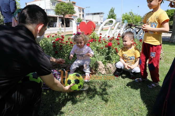 Belediye Başkanı Besim Dutlulu Çocukları Sevindirdi