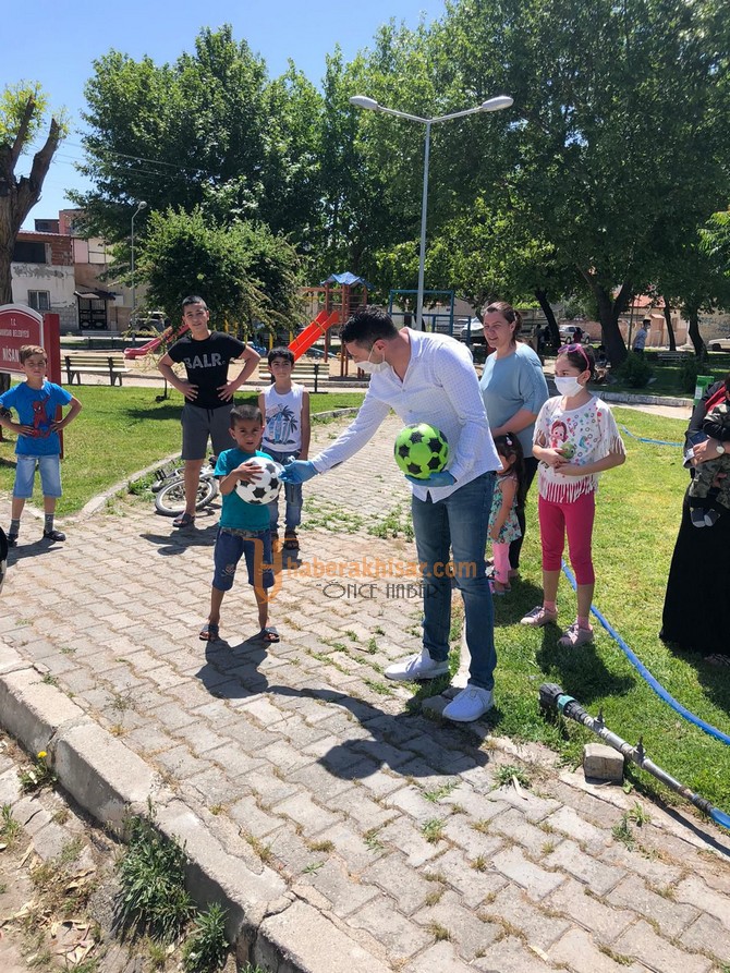 Belediye Başkanı Besim Dutlulu Çocukları Sevindirdi