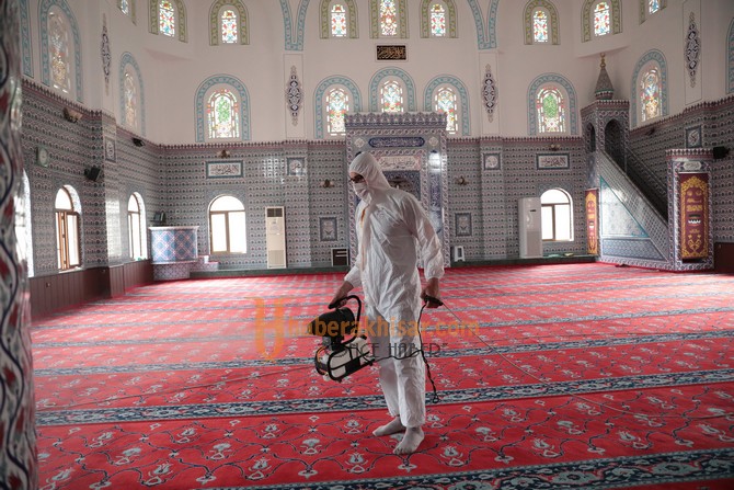 Akhisar’da Camilere Ramazan Temizliği