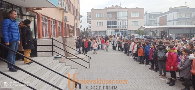Şehitlerimiz İçin Akhisar’daki Okullarda Saygı Duruşu Yapıldı