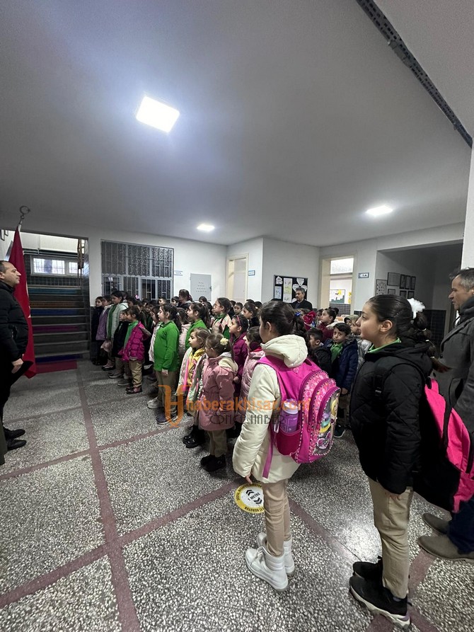 Şehitlerimiz İçin Akhisar’daki Okullarda Saygı Duruşu Yapıldı
