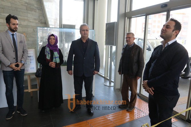 Akhisar Belediyesi Sanat Galerisi Fotoğraf kursiyerlerinin sergisi açıldı