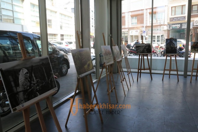 Akhisar Belediyesi Sanat Galerisi Fotoğraf kursiyerlerinin sergisi açıldı