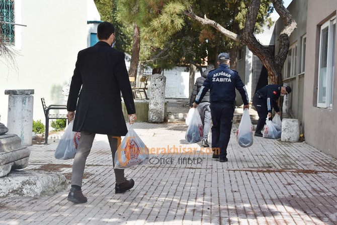 Akhisar Belediyesi, Karantinadaki Mahalle Halkına Yardım Paketi Ulaştırdı