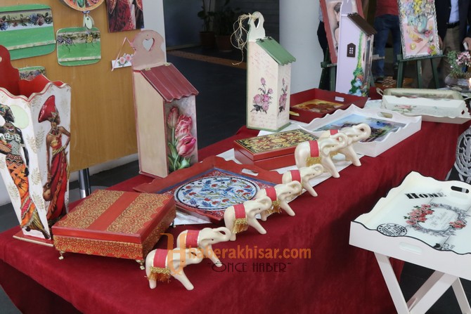 Akhisar’da mutluluk atölyesi sergisi açıldı