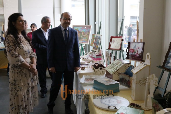 Akhisar’da mutluluk atölyesi sergisi açıldı