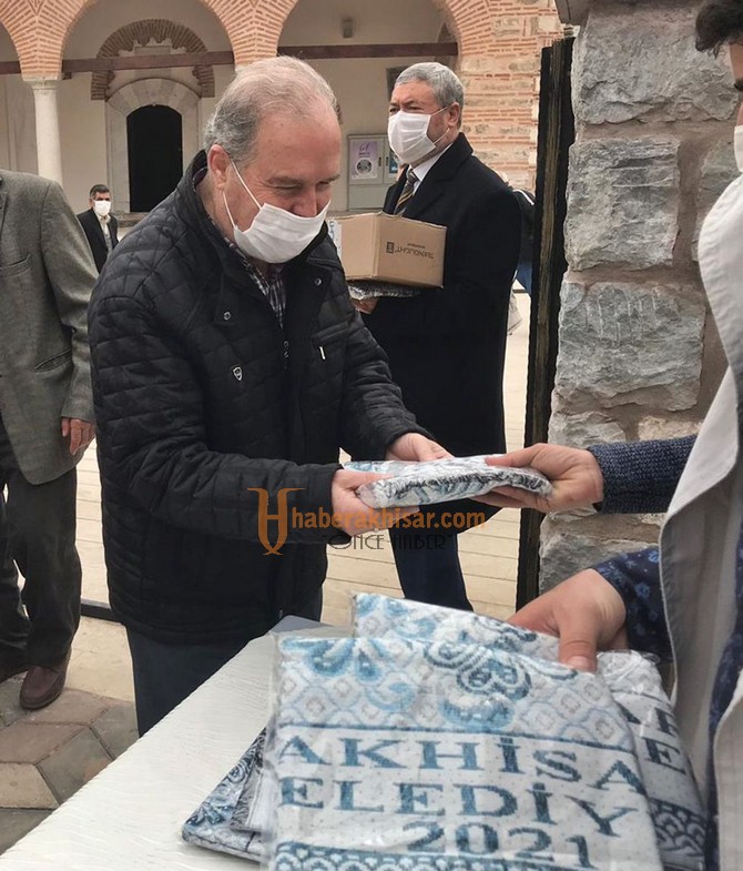 Akhisar Belediyesi Cami Cemaatini Unutmadı