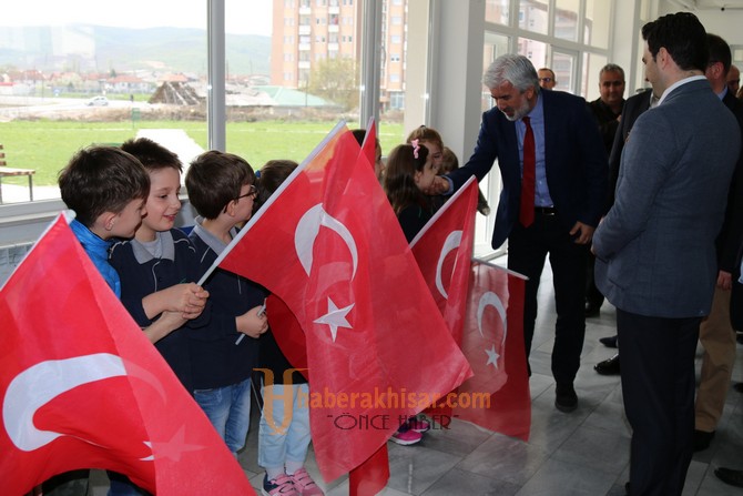 Akhisarlı heyet, Makedonya’da Mustafa Kemal Atatürk İlkokulunu ziyaret etti