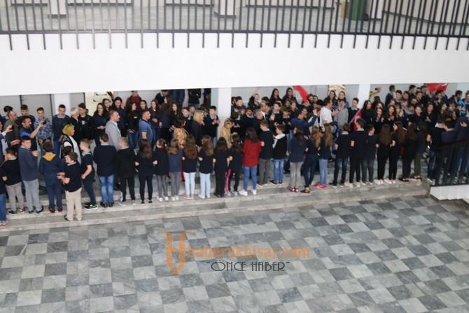 Akhisarlı heyet, Makedonya’da Mustafa Kemal Atatürk İlkokulunu ziyaret etti