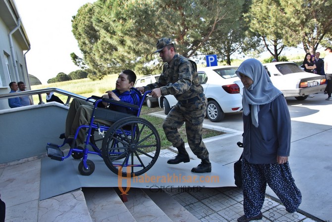 Akhisar’da 28 Engelli Bir Günlük Asker Oldu