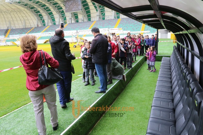 Öğrenciler Spor Toto Akhisar Belediye Stadyumunu ziyaret etti