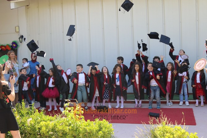 Misak-ı Milli Anaokulu öğrencilerinin renkli mezuniyet görüntüleri