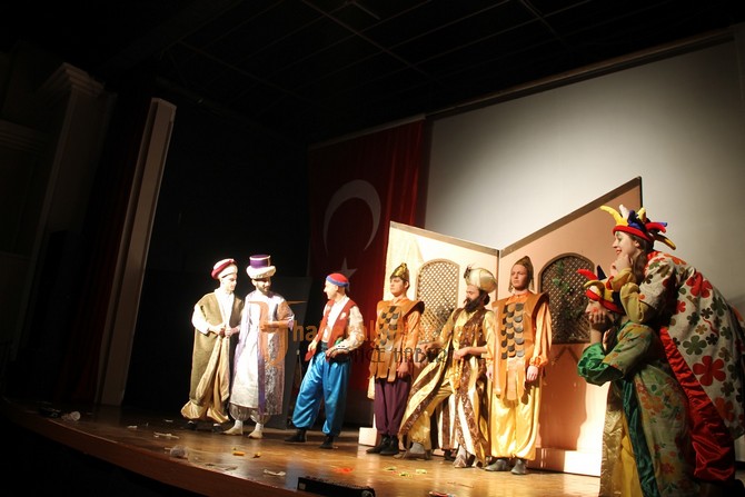 Akhisarlılara Büyükşehirden Tiyatro Ziyafeti