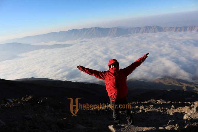 Akhisarlı Dağcı İran'ın En Yüksek Dağına Tırmandı