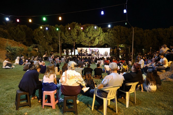 Akhisar’da Açık Hava Yaz Konserlerine Gençlerden Büyük İlgi