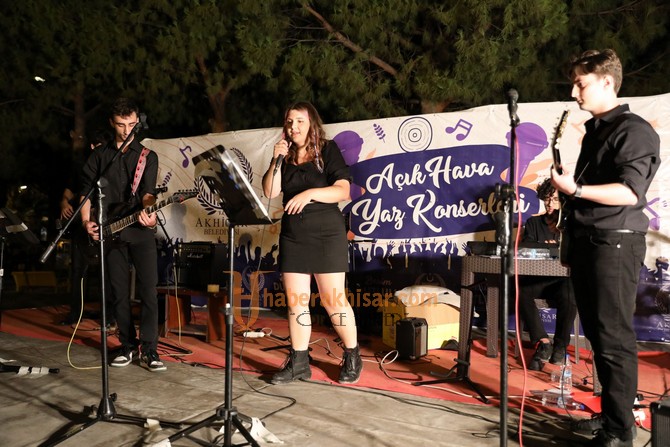 Akhisar’da Açık Hava Yaz Konserlerine Gençlerden Büyük İlgi