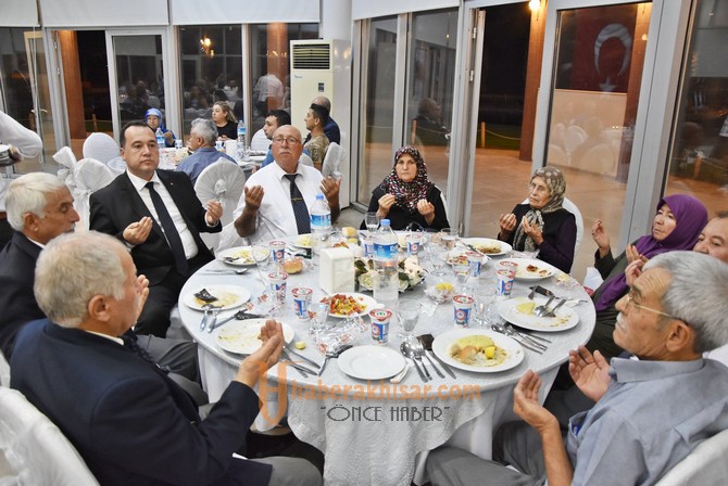 Akhisarlı protokol üyeleri gazilerle akşam yemeğinde buluştu