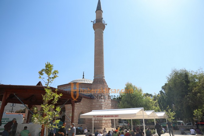 Akhisar Belediyesi’nden Tarihi Camiye Tente Desteği