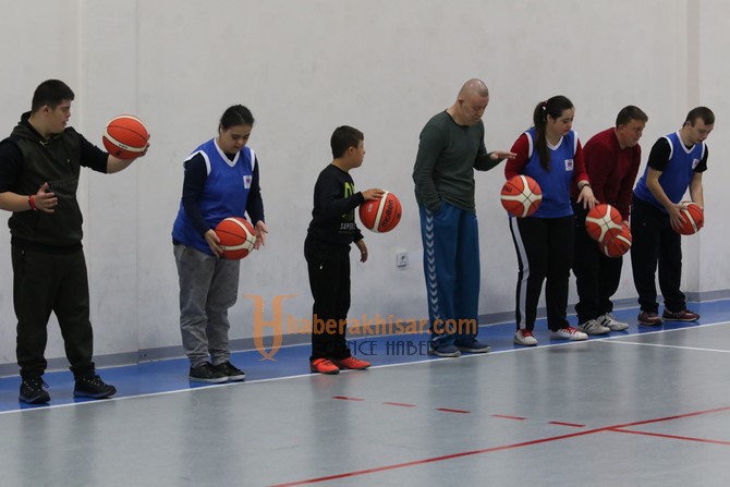 Akhisarlı özel çocuklara basketbol eğitimi