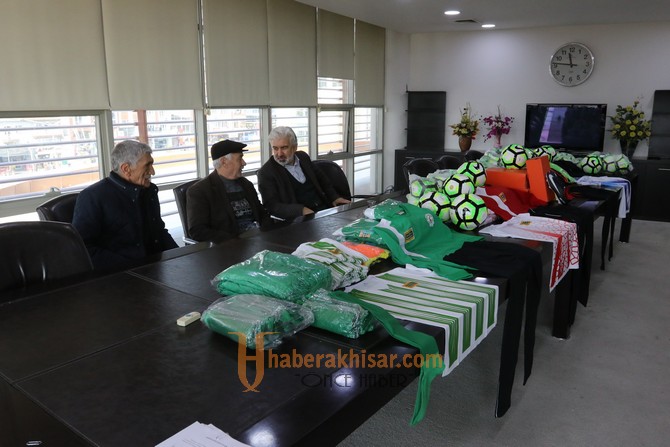 Akhisar Belediyesinden 4 amatör futbol kulübüne malzeme desteği