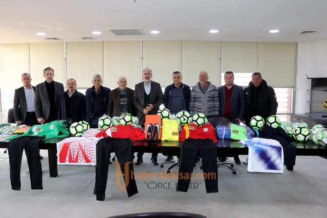 Akhisar Belediyesinden 4 amatör futbol kulübüne malzeme desteği