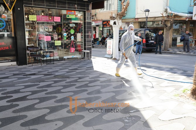 Akhisar Belediyesi, Salgın Hastalıklara Karşı Sokakları Yıkıyor