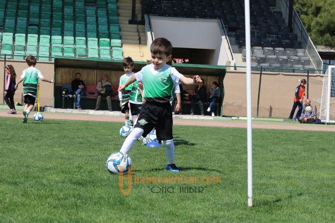 Akhisar Belediyespor futbol okulları başladı