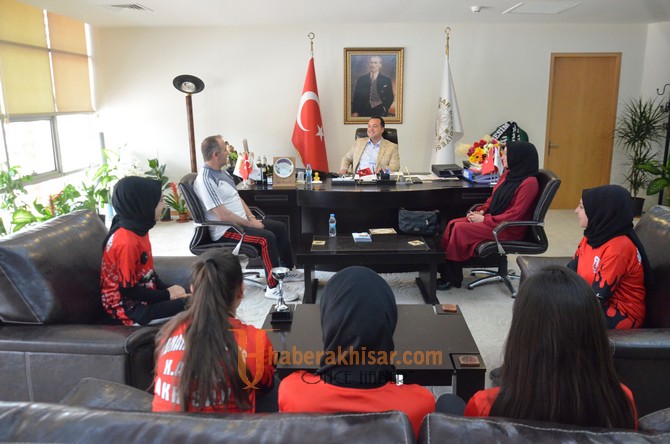 Türkiye üçüncüleri, kupalarını Başkan Dutlulu ile paylaştı