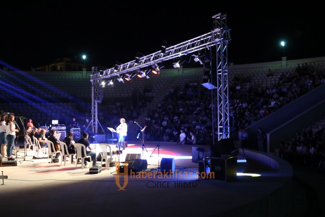 Akhisarlılar bir gecede Tiyatro ve THM Konseri zevki yaşadı