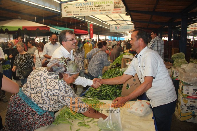 Manisa Milletvekili Uğur Aydemir, pazarcı esnafını ziyaret etti