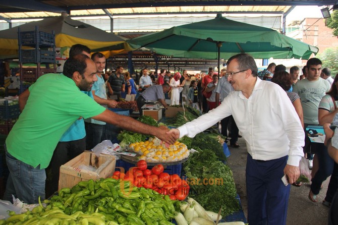 Manisa Milletvekili Uğur Aydemir, pazarcı esnafını ziyaret etti