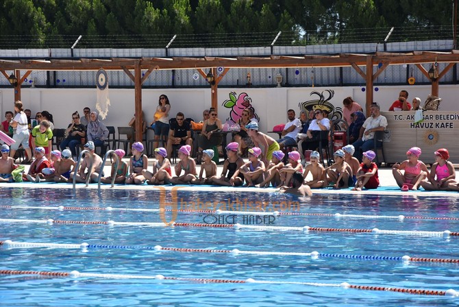 Akhisar Belediyesi’nin Yüzme Kurslarına Yoğun İlgi