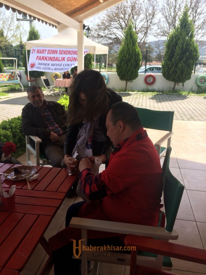 CHP kadın kolları, Down Cafe'yi ziyaret etti