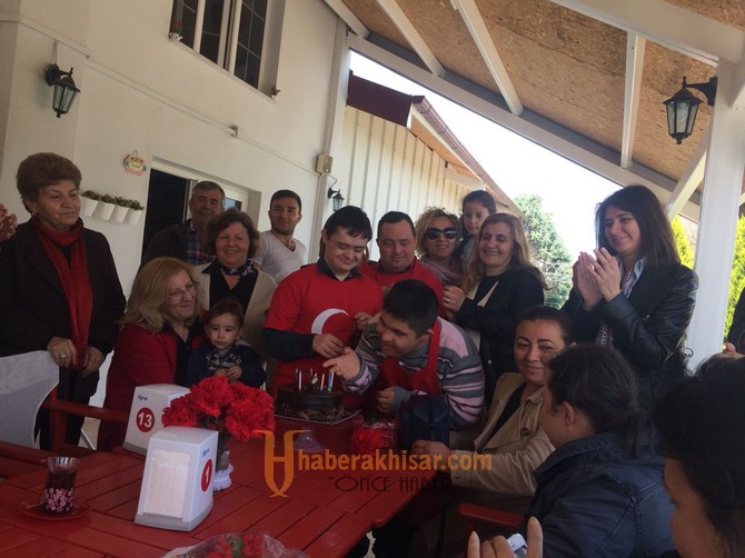 CHP kadın kolları, Down Cafe'yi ziyaret etti