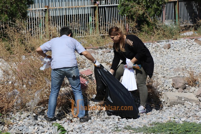 Dünya Temizlik Günü'nde Akhisarlılar çöp topladı