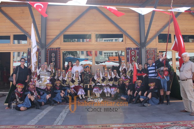 Akhisar Belediyesi halkoyunları ekibi festivallerle dolu bir yaz geçirdi