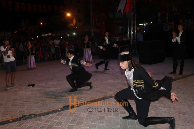 Akhisar Belediyesi halkoyunları ekibi festivallerle dolu bir yaz geçirdi