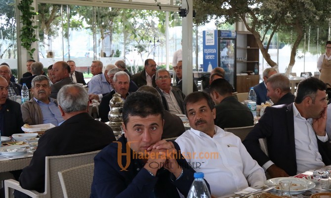 Akhisar Belediye Başkanı Salih Hızlı, muhtarlarla gününü kutladı