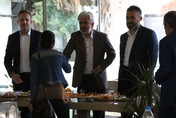 Akhisar Belediye Başkanı Salih Hızlı, muhtarlarla gününü kutladı