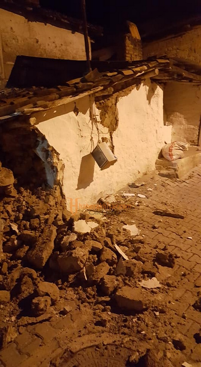 Akhisar’da 5.4 Büyüklüğündeki Deprem Korkuttu