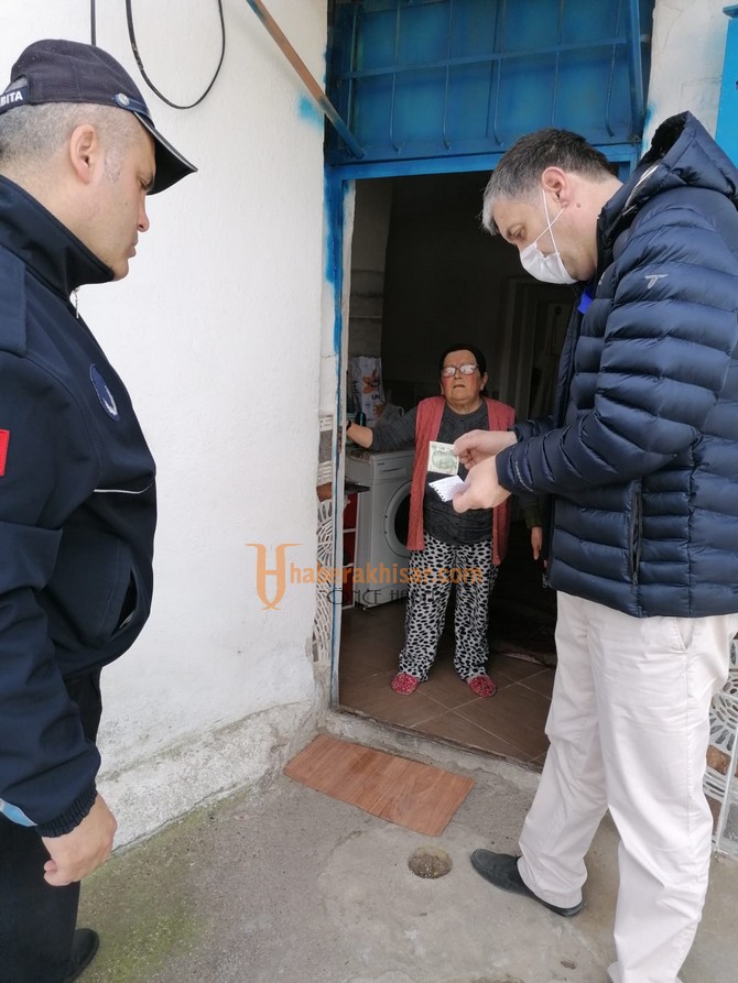 Akhisar Belediyesi 65 Yaş Üstü Vatandaşların Alışverişini Yapıyor